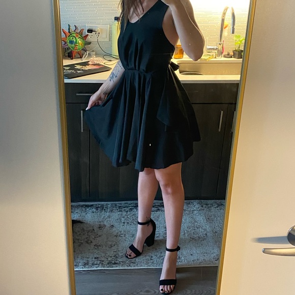 Little black dress backless tie back flowy - Picture 2 of 9